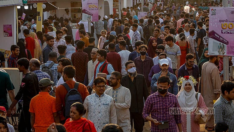 অমর একুশে বইমেলায় ছুটির দিন শনিবার বইপ্রেমীদের আনাগোনা ছিল চোখে পড়ার মত। ছবি: মাহমুদ জামান অভি