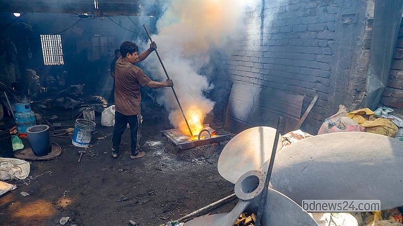 প্রপেলার তৈরির জন্য লোহা বা পিতল গলাতে প্রয়োজন পড়ে প্রচণ্ড তাপের। কোনো রকম সুরক্ষা সরঞ্জাম ছাড়াই উত্তাপের মধ্যে দিনের পর দিনে এই কাজ করছেন