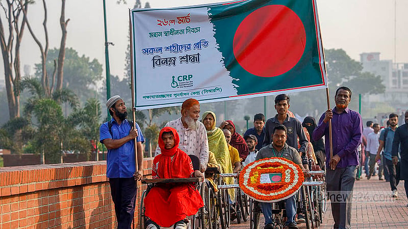 পক্ষাঘাতগ্রস্তদের পুনর্বাসন কেন্দ্র (সিআরপি)থেকে হুইল চেয়ারে করে বুধবার স্বাধীনতা দিবসে সাভারের জাতীয় স্মৃতিসৌধে শ্রদ্ধা জানাতে আসেন কয়েকজন। ছবি: মাহমুদ জামান অভি