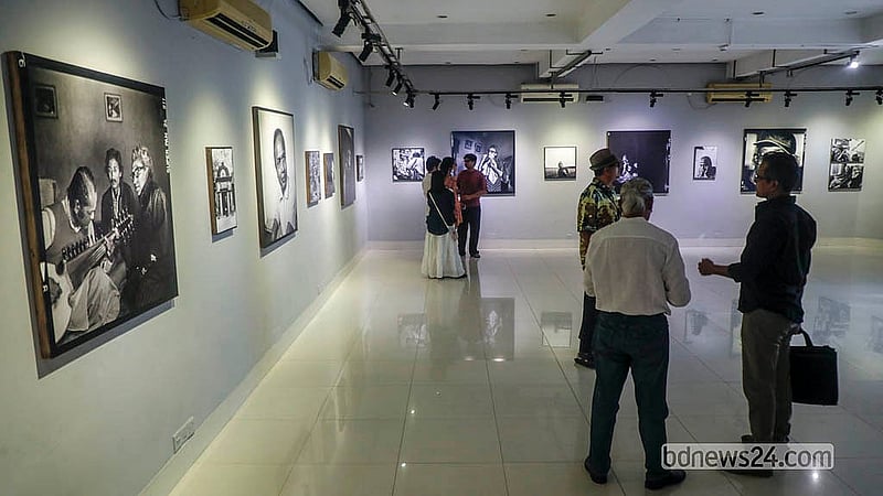 কবি শামসুর রাহমান ও আল মাহমুদের ছবি নিয়ে নাসির আলী মামুনের একক আলোকচিত্র প্রদর্শনী ঘুরে দেখছেন দর্শনার্থীরা। দুই সপ্তাহর এ আয়োজন চলছে ঢাকার আলিয়াঁস ফ্রঁসেজে। ছবি: আব্দুল্লাহ আল মমীন