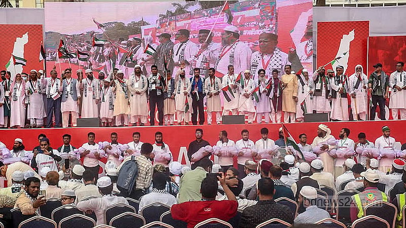 ‘প্যালেস্টাইন সলিডারিটি মুভমেন্ট বাংলাদেশ’ এর ব্যানারে ঢাকার সোহরাওয়ার্দী উদ্যানে ‘মার্চ ফর গাজা’ কর্মসূচির মঞ্চে বিভিন্ন রাজনৈতিক দলের নেতা ও বিশিষ্ট ব্যক্তিরা।