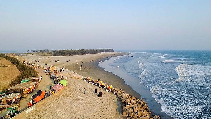 নাফ নদী, সমুদ্র সৈকত, নদী ও সমুদ্রের মোহনা, দূরের সবুজ পাহাড় আর জেলেদের জীবনযাপন দেখতে প্রতিদিন হাজারো মানুষের পা পড়ে দক্ষিণের উপজেলা টেকনাফে। ছবি: জসিম মাহমুদ