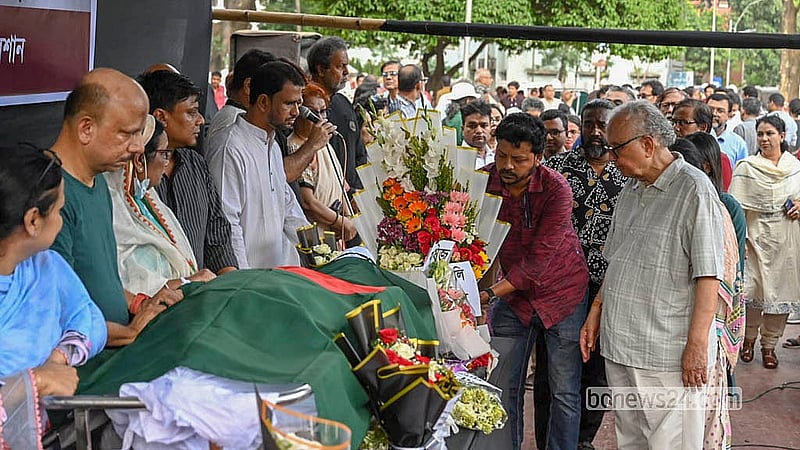কেন্দ্রীয় শহীদ মিনার প্রাঙ্গণে অভিনেতা ও নির্দেশক আতাউর রহমানের মরদেহে  শ্রদ্ধা জানাতে আসেন তার সহকর্মীরা।