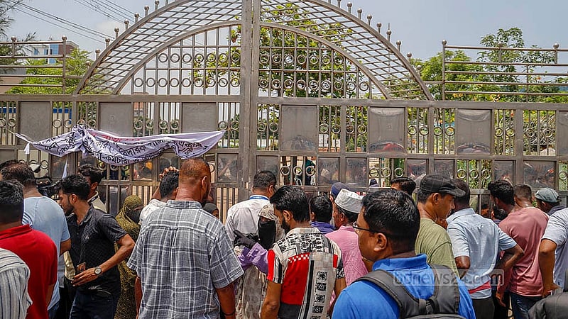 বিমান দুর্ঘটনার তৃতীয় দিন বুধবার মাইলস্টোন স্কুল অ্যান্ড কলেজ প্রাঙ্গণে কাউকে ঢুকতে দেওয়া হয়নি। তবু মানুষের ভিড় থেমে নেই। ছবি: মাহমুদ জামান অভি