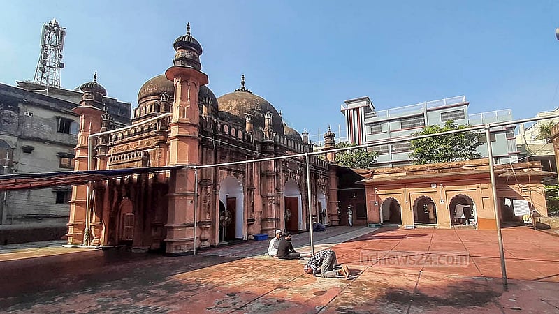 খান মোহাম্মাদ মৃধা মসজিদের মূল ভবনের বাইরের দুই পাশে, পেছনে ও নিচে, উত্তর, পূর্ব ও দক্ষিণের চত্বরেও নামাজের জামাত হয়। সব মিলিয়ে দুই হাজারের মত মানুষ সেখানে নামাজ আদায় করতে পারেন