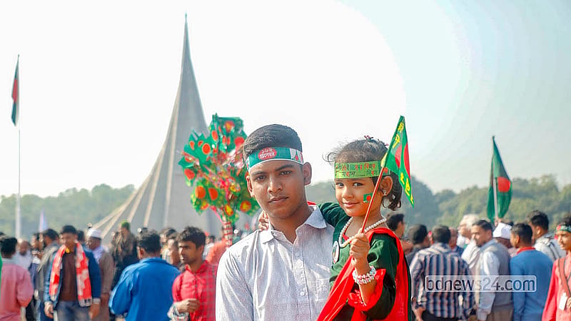 বিজয় দিবসে মঙ্গলবার সকালে সাভারের জাতীয় স্মৃতিসৌধে পরিবারের সঙ্গে শ্রদ্ধা জানাতে আসে শিশুরাও