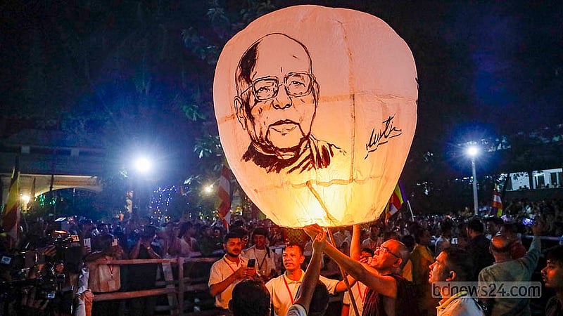প্রবারণা পূর্ণিমা উপলক্ষে সোমবার ঢাকার বাসাবো ধর্মরাজিক বৌদ্ধবিহারে ফানুস উড়ার বৌদ্ধ ধর্মাবলম্বীরা