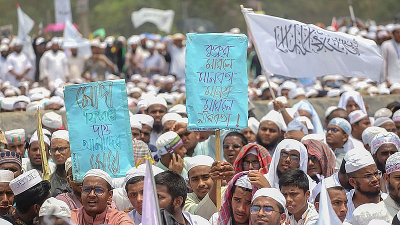 রাজধানীর সোহরাওয়ার্দী উদ্যানে শনিবার হেফাজতে ইসলামের মহাসমাবেশে পতাকা ও প্লেকার্ড হাতে নেতাকর্মীরা। ছবি: আব্দুল্লাহ আল মমীন