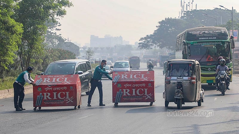 শেখ হাসিনার মানবতাবিরোধী অপরাধের মামলায় রায়ের তারিখ ঘোষণার দিন বৃহস্পতিবার ঢাকা-চট্টগ্রাম মহাসড়কে নিরাপত্তা জোরদার করে আইনশৃঙ্খলা বাহিনী। রায়েরবাগ এলাকা থেকে তোলা