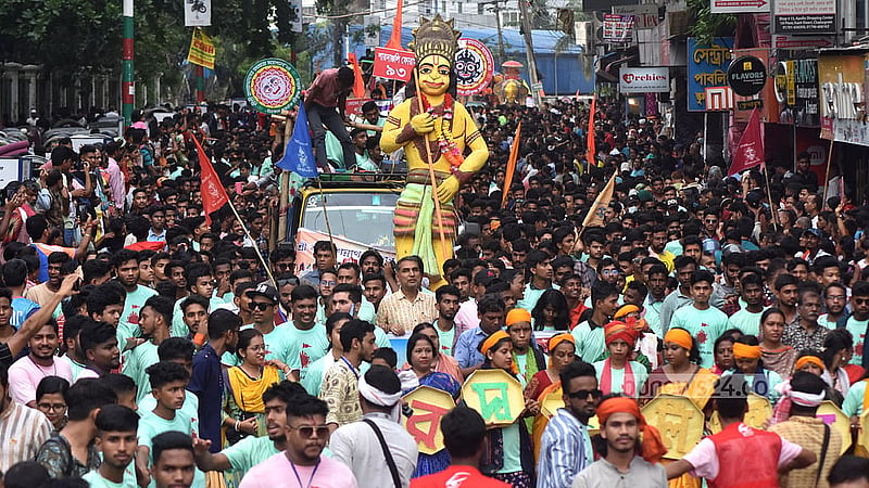 চট্টগ্রামের প্রবর্তক এলাকা থেকে রোববার শ্রী শ্রী জগন্নাথ দেবের রথযাত্রা বের করে সনাতন ধর্মাবলম্বীরা। ছবি: সুমন বাবু