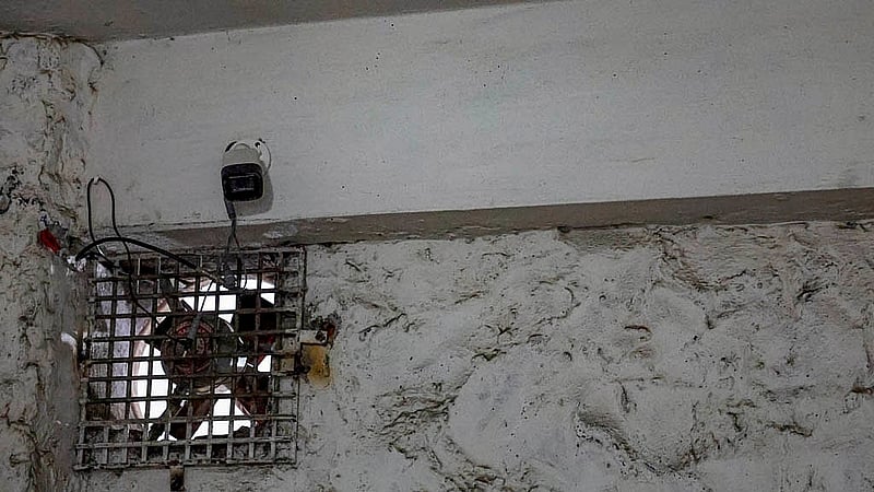 গত সরকারের সময় গোপন বন্দিশালা হিসেবে ব্যবহৃত এই কক্ষের দেয়ালে একজস্ট ফ্যানের সঙ্গে লাগানো সিসি ক্যামেরা দেখা গেল। ছবি: পিআইডি