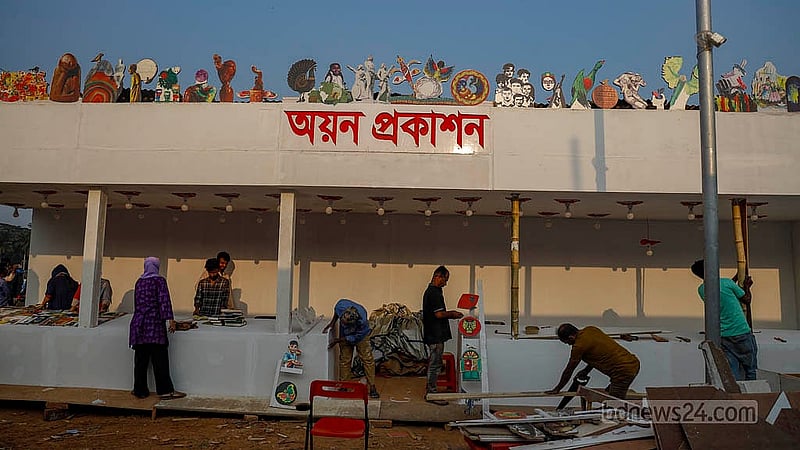 একুশে বইমেলা শুরু হলেও সোহরাওয়ার্দী উদ্যানে এখনো অনেক প্রকাশনা প্রতিষ্ঠানের স্টল তৈরির কাজ চলছে
