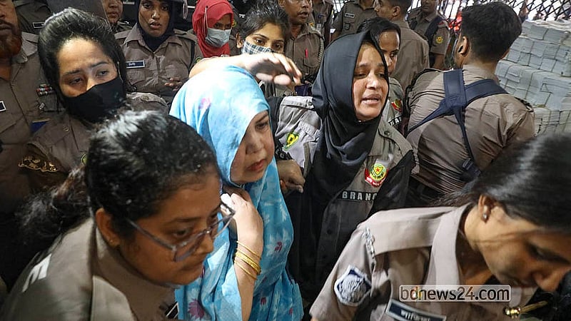 জুলাই আন্দোলনে হত্যাচেষ্টা মামলায় গ্রেপ্তার সাবেক স্পিকার শিরীন শারমিন চৌধুরীকে কঠোর নিরাপত্তার মধ্য দিয়ে আদালতে হাজির করা হয়।  ছবি: আব্দুল্লাহ আল মমীন