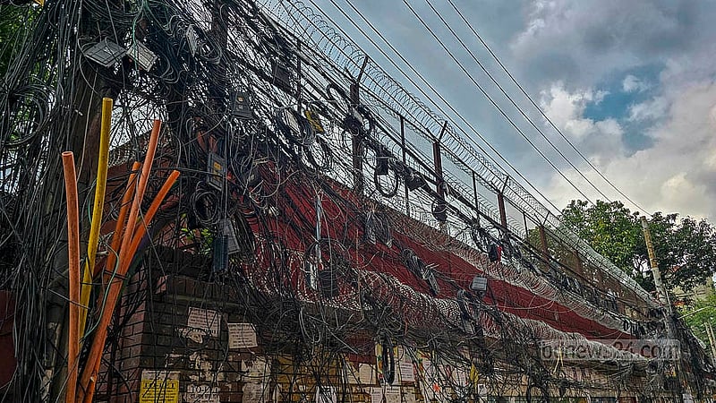 রাজধানীর নতুন বাজার এলাকার নূরেরচালা সড়কে বিদ্যুতের খুঁটি ঘিরে ঝুলছে ইন্টারনেট ও কেবল অপারেটরদের তার। এতে নষ্ট হচ্ছে সড়কের সৌন্দর্য, বাড়ছে দুর্ঘটনার আশঙ্কাও