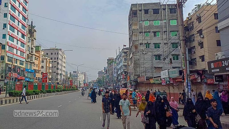 এক দফা দাবিতে অসহযোগ আন্দোলনের প্রথম দিন রোববার সকালে ঢাকার মিরপুরে পায়ে হেঁটে কর্মস্থলের পথে পোশাক শ্রমিকরা। ছবি: ওবায়দুর মাসুম