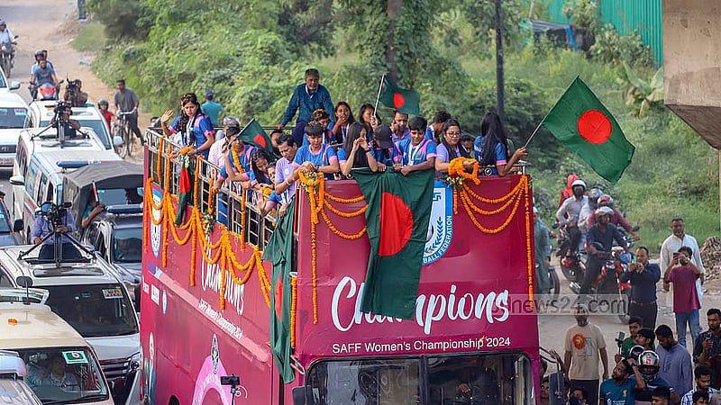 ৩১ অক্টোবর ২০২৪: নেপালে উইমেন’স সাফ চ্যাম্পিয়নশিপের শিরোপা ধরে রাখার অভিযান দারুণভাবে শেষ করে দেশে ফেরেন বাংলাদেশের মেয়েরা। বিমানবন্দরের ভিআইপি টার্মিনাল থেকে উইমেন’স সাফ চ্যাম্পিয়নশিপের শিরোপা নিয়ে ছাদখোলা বাসে করে বাফুফে ভবনের উদ্দেশে যাত্রা। ছবি: আব্দুল্লাহ আল মমীন