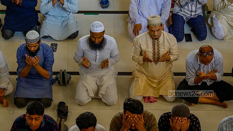 শুক্রবার জুমাতুল বিদায় বায়তুল মোকাররম মসজিদে নামাজ শেষে মোনাজাত। ছবি: মাহমুদ জামান অভি