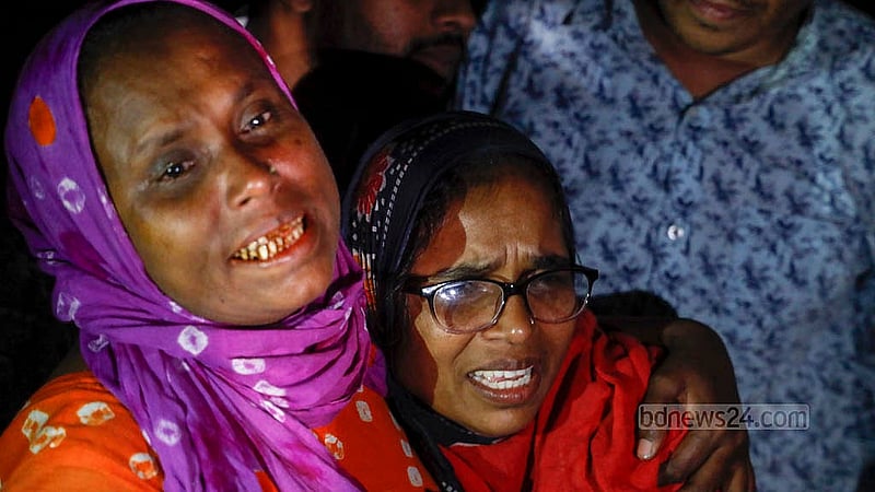ঢাকার মহাখালী এলাকায় কড়াইল বস্তিতে মঙ্গলবার ভয়াবহ অগ্নিকাণ্ডে সর্বস্ব হারানো বাসিন্দাদের আহাজারি