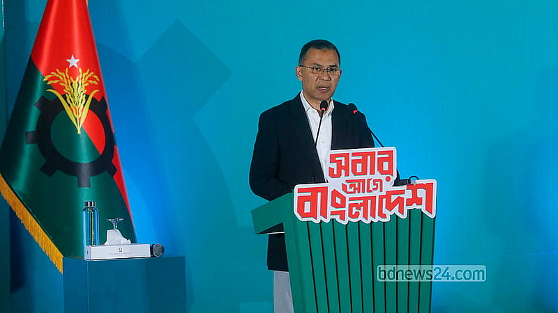 ঢাকার হোটেল সোনারগাঁওয়ে শুক্রবার বিএনপির নির্বাচনি ইশতেহার জাতির সামনে তুলে ধরেন দলের চেয়ারম্যান তারেক রহমান। ছবি: আব্দুল্লাহ আল মমীন