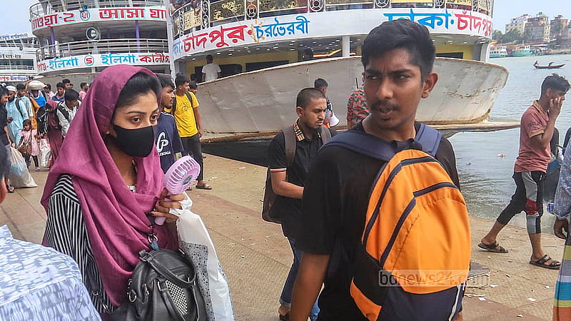কয়েক দিন ধরেই তীব্র গরম; তাই চার্জার ফ্যান দেখা যায় অনেকের কাছে। শুক্রবার ঢাকার সদরঘাটে।  ছবি: আব্দুল্লাহ আল মমীন