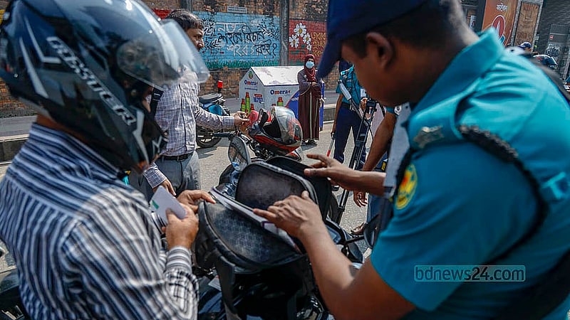 রামপুরা টিভি সেন্টারের সামনে বুধবার নিরাপত্তা জোরদারের অংশ হিসেবে মোটরসাইকেল চালকের ব্যাগ তল্লাশি করেন পুলিশ সদস্যরা
