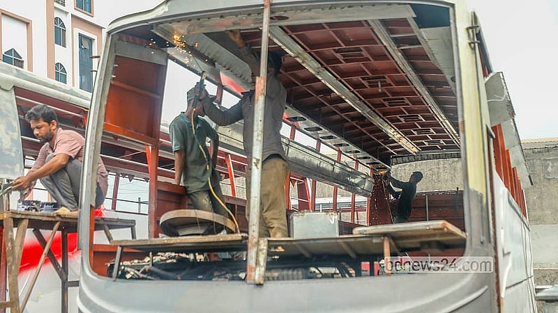 ঈদ ঘিরে দূরপাল্লার যাত্রী বহনে নতুন বাস নামানো হবে সড়কে। আগেভাগেই সেজন্য ব্যস্ততা শুরু হয়ে গেছে বিভিন্ন গ্যারেজে
