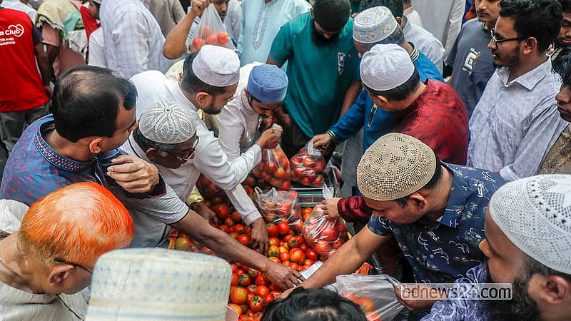 রাজধানীর নয়াপল্টনে ভিআইপি সড়কে অস্থায়ী বাজারে আনা সবজি। অন্য বাজারের তুলনায় দাম খানিকটা কম হওয়ায় এ বাজারে বিক্রি হয় বেশি