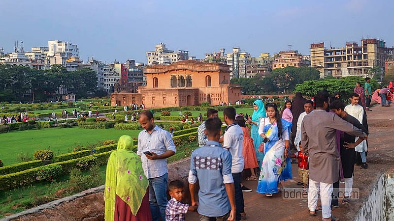 ঈদের দ্বিতীয় দিন রোববার পুরান ঢাকার লালবাগের কেল্লায় ঘুরতে আসা দর্শনার্থীদের মধ্যে তরুণ-তরুণীদেরই দেখা গেছে বেশি।  ছবি: আব্দুল্লাহ আল মমীন