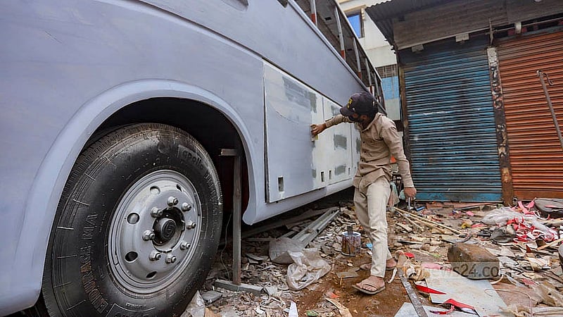 ঈদকে সামনে রেখে যাত্রাবাড়ীর মাতুয়াইল এলাকায় গাড়ি মেরামত কারখানাগুলোতে পুরনো গাড়ি রং করা হচ্ছে।  ছবি: আব্দুল্লাহ আল মমীন