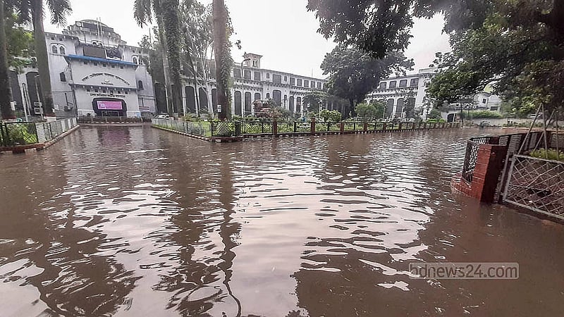 এক নাগাড়ে বৃষ্টির কারণে শনিবার ঢাকা মেডিকেল কলেজ হাসপাতালের ভেতরেও সৃষ্টি হয়েছে জলাবদ্ধতা। দ্রুত পানি না নামায় সেবা নিতে আসা রোগী ও স্বজনরা পড়ছেন ভোগান্তিতে । ছবি: আব্দুল্লাহ আল মমীন