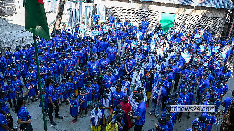 সচেতনতা বাড়ানোর লক্ষ্যে শুক্রবার সেন্ট মার্টিন সমুদ্র সৈকতে পরিচ্ছন্নতা অভিযান চালায় স্বেচ্ছাসেবী সংগঠন কেওক্রাডং বাংলাদেশ। এতে হাত মেলায় স্থানীয় কয়েকটি বিদ্যালয়ের শিক্ষার্থীরাও