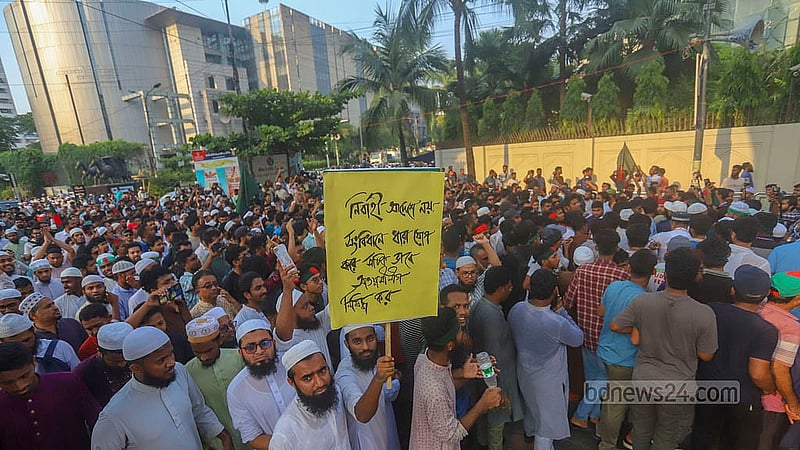 আওয়ামী লীগ নিষিদ্ধের দাবিতে শুক্রবার প্রধান উপদেষ্টার বাসভবনের কাছে মিন্টো রোডের প্রবেশ মুখে সমাবেশ শেষে মিছিল নিয়ে শাহবাগে যান আন্দোলনকারীরা।  ছবি: আব্দুল্লাহ আল মমীন