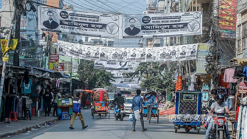 ঢাকা ১৬ আসনের মিরপুর সাংবাদিক কলোনি এলাকায় নির্বাচনি প্রচারের ব্যানার। ছবি: আব্দুল্লাহ আল মমীন