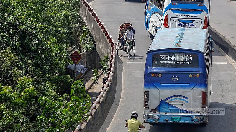 ঢাকার প্রধান সড়কে ব্যাটারিচালিত রিকশা চলাচলের অনুমতি নেই। কোনো কিছুর তোয়াক্কা না করেই ফ্লাইওভারে উল্টো পথে চলছে পায়েচালিত রিকশাও । ছবি: মাহমুদ জামান অভি
