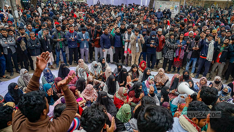 বিএনপি চেয়ারপারসন খালেদা জিয়ার মৃত্যুর পর জগন্নাথ বিশ্ববিদ্যালয় কেন্দ্রীয় শিক্ষার্থী সংসদ (জকসু) ও হল সংসদ নির্বাচন স্থগিত হওয়ার খবর শুনে বিক্ষোভ দেখান বিভিন্ন প্যানেলের প্রার্থী ও তাদের সমর্থকরা