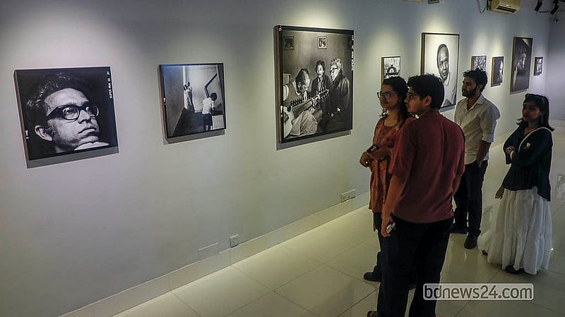 কবি শামসুর রাহমান ও আল মাহমুদের ছবি নিয়ে নাসির আলী মামুনের একক আলোকচিত্র প্রদর্শনী ঘুরে দেখছেন দর্শনার্থীরা। দুই সপ্তাহর এ আয়োজন চলছে ঢাকার আলিয়াঁস ফ্রঁসেজে। ছবি: আব্দুল্লাহ আল মমীন