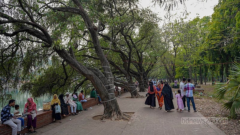 ঈদের ছুটি শেষে হলেও বুধবার ঢাকার জিয়া উদ্যানে পরিবার নিয়ে সময় কাটাতে আসেন নগরবাসী