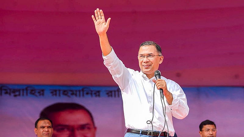 চট্টগ্রামের পলোগ্রাউন্ড মাঠে রোববার দুপুরে বিএনপির নির্বাচনি জনসভায় উপস্থিত জনতার উদ্দেশে হাত নেড়ে শুভেচ্ছা জানান দলের চেয়ারম্যান তারেক রহমান