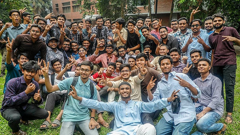 এবারের এইচএসসি ফলাফল প্রকাশের পর বৃহস্পতিবার ভালো ফল করা নটর ডেম কলেজের শিক্ষার্থীদের উল্লাস। ছবি: আব্দুল্লাহ আল মমীন