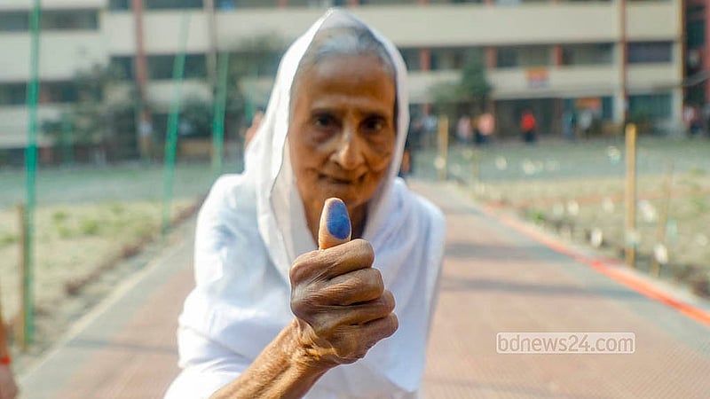 ত্রয়োদশ সংসদ নির্বাচন ও গণভোটে ভোট দিয়েছেন ৯০ বছরের বৃদ্ধ তাহমিনা বেগম। দনিয়া কলেজ কেন্দ্রে থেকে ভোট শেষে যাওয়ার সময় হাতের অমোচনীয় কালি দেখান তিনি
