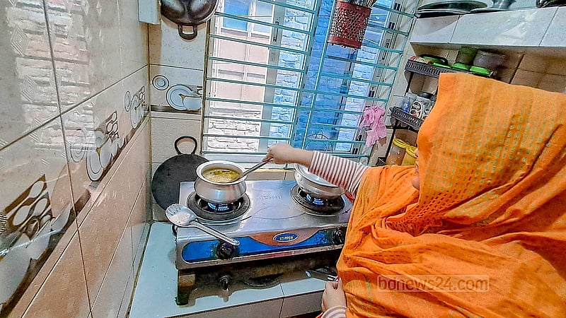 ঢাকার যাত্রাবাড়ীর কুতুবখালী এলাকায় লাইনের গ্যাস না থাকায় এলপি গ্যাসে রান্না সারছেন এক নারী