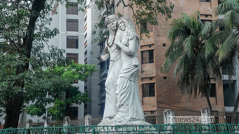 জুলাই আন্দোলনে আওয়ামী লীগ নেতৃত্বাধীন সরকার পতনের পর হামলা হয় ঢাকা বিশ্ববিদ্যালয়ে ‘স্বাধীনতা সংগ্রাম’ ভাস্কর্য চত্বরেও