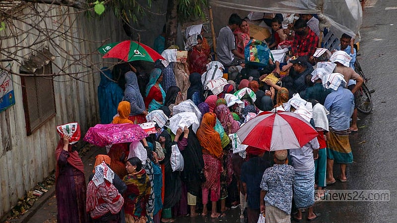 বৃষ্টির মধ্যেও ঢাকার নতুন বাজার এলাকায় টিসিবির পণ্য কিনতে লাইনে দাঁড়িয়ে অপেক্ষা করছেন নিম্নআয়ের মানুষ