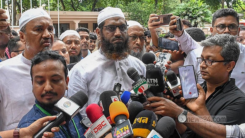 খেলাফত মসলিস ও হেফাজত নেতা মামুনুল হক জানিয়েছেন, সংলাপে তারা নির্বাচনের সময়সীমা নিয়ে কোনো আলোচনা করেননি। 