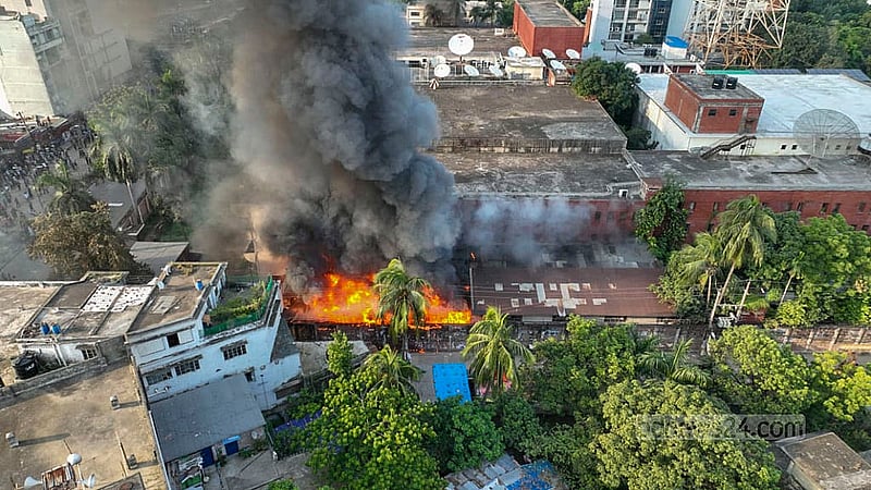 ১৮ জুলাই ২০২৪: আন্দোলনকারীদের একটি অংশ আগুন দেয় বাংলাদেশ টেলিভিশন ভবনে। ছবি: মোস্তাফিজুর রহমান