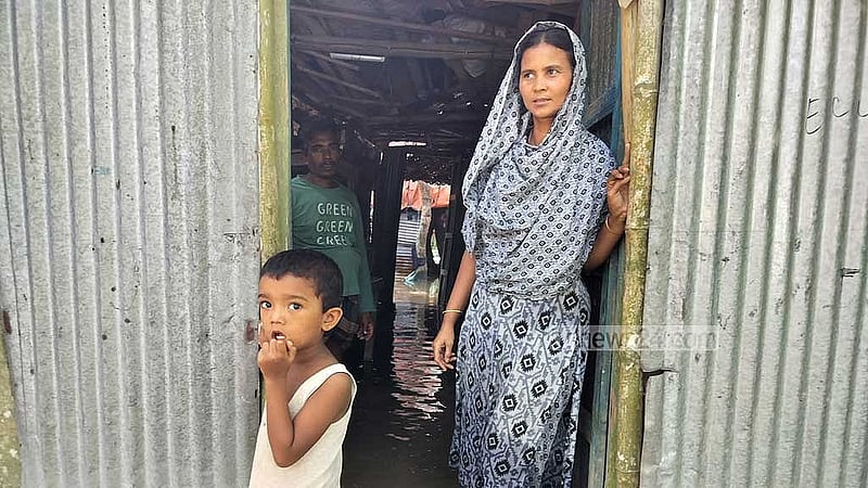 ছেলে-মেয়ে নিয়ে দেবরের ঘরে আশ্রয় নিয়েছেন তাসলিমা আক্তার। শনিবার তোলা।