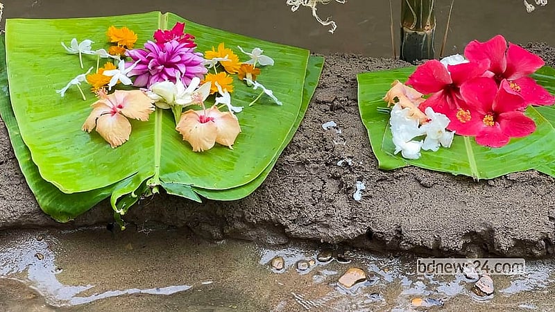 হারি বৈসুর সকালে খাগড়াছড়ির চেঙ্গী নদীর তীরে ত্রিপুরাদের প্রার্থনার ফুল