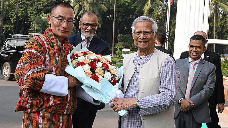 প্রধান উপদেষ্টা মুহাম্মদ ইউনূস শনিবার তেজগাঁওয়ে তার কার্যালয়ে ভুটানের প্রধানমন্ত্রী শেরিং টোবগেকে ফুল দিয়ে শুভেচ্ছা জানান