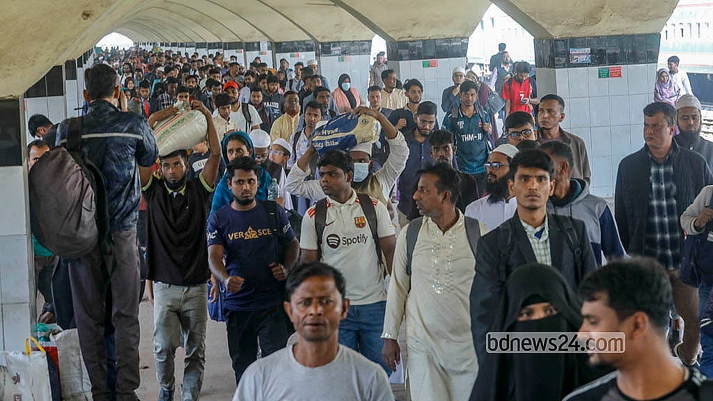 ভোটের ছুটি কাটিয়ে ঢাকায় ফিরছে মানুষ। শনিবার ঢাকার কমলাপুর রেলওয়ে স্টেশনে ঢাকামুখী প্রতিটি ট্রেনেই ছিল যাত্রীদের ভিড়। ছবি: আব্দুল্লাহ আল মমীন