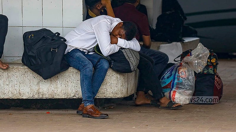 ঈদের ছুটি শুরুর প্রথম দিন শুক্রবার কমলাপুর রেল স্টেশনে ট্রেনের অপেক্ষায় থাকা এক যাত্রী একটুখানি ঝিমিয়ে নিচ্ছেন। ছবি: মাহমুদ জামান অভি